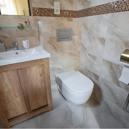 Homely 4 Bedroom Apartment - Old Town - By Upstairs Krakow Exterior photo