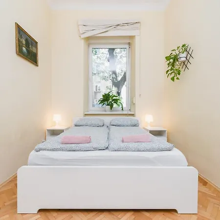 Homely 4 Bedroom Apartment - Old Town - By Upstairs Krakow Exterior photo