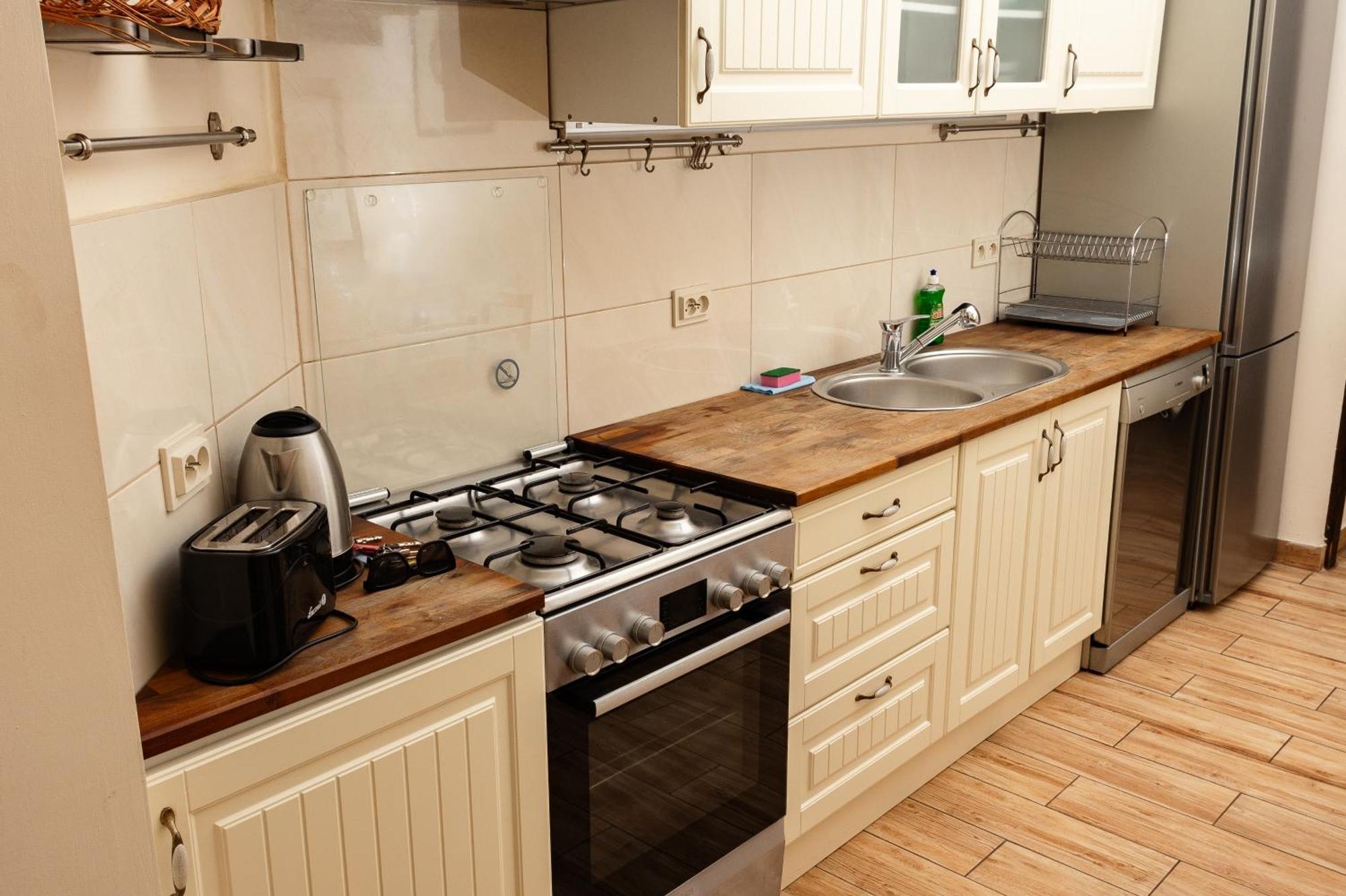 Homely 4 Bedroom - Old Town - By Upstairs