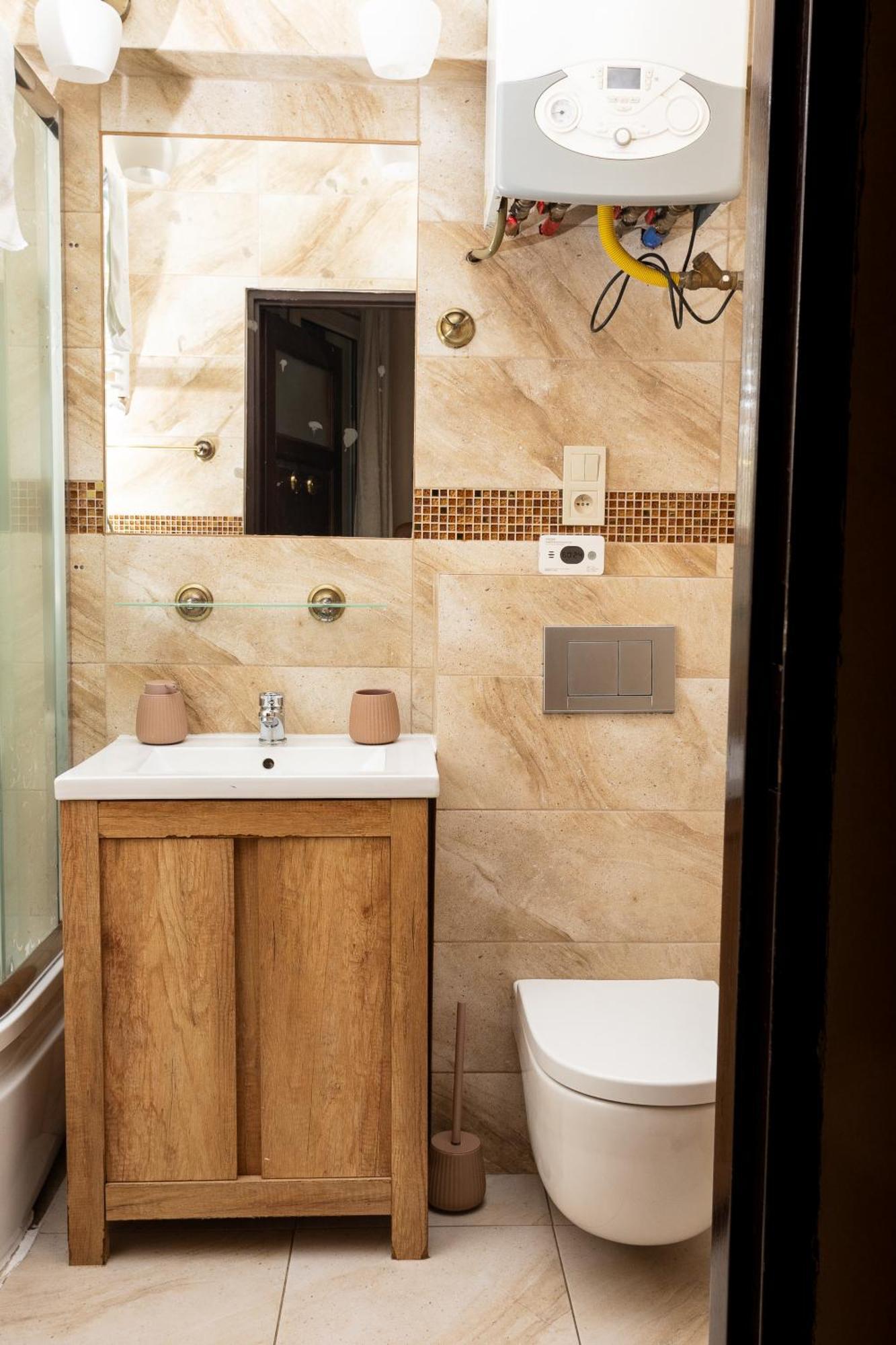 Homely 4 Bedroom - Old Town - By Upstairs Апартаменти *