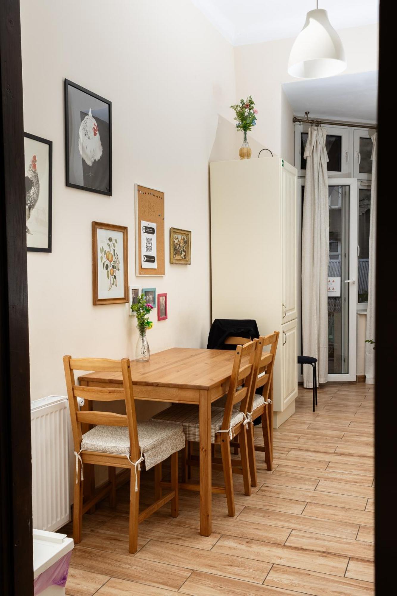 Homely 4 Bedroom - Old Town - By Upstairs