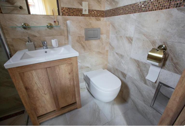 Apartment Homely 4 Bedroom - Old Town - By Upstairs *