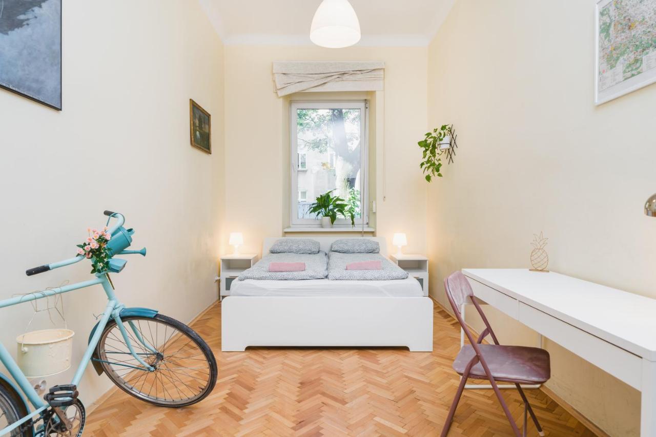 Homely 4 Bedroom - Old Town - By Upstairs Apartment *