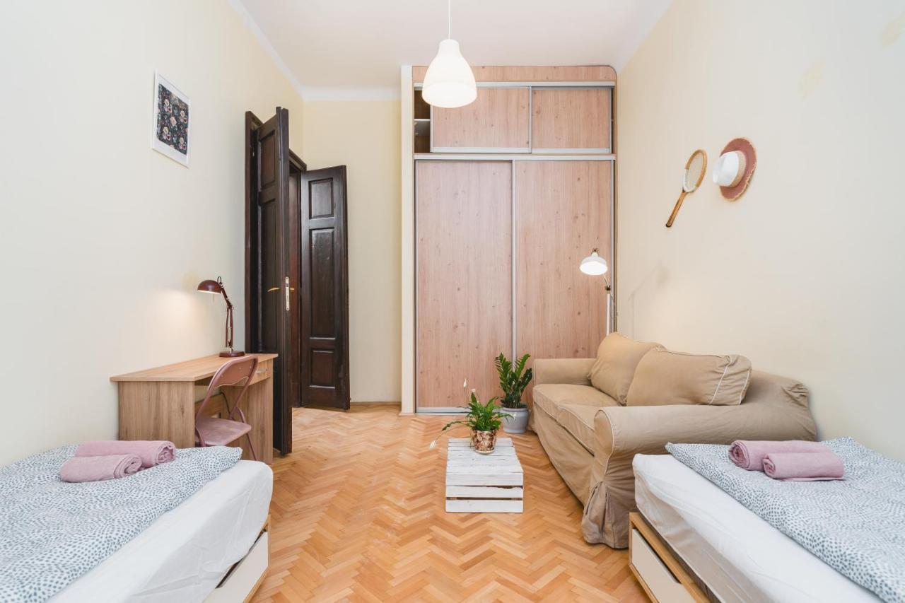 Homely 4 Bedroom - Old Town - By Upstairs *