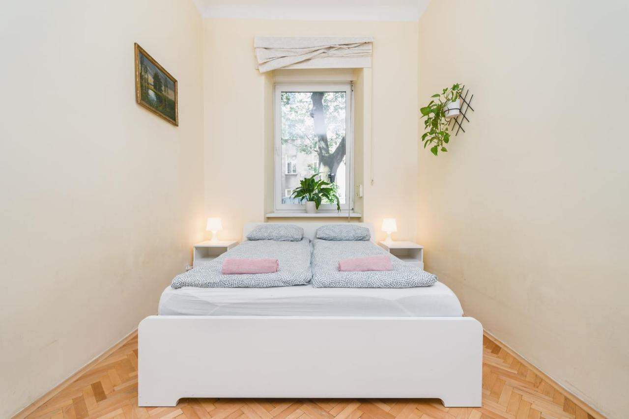 Homely 4 Bedroom - Old Town - By Upstairs *