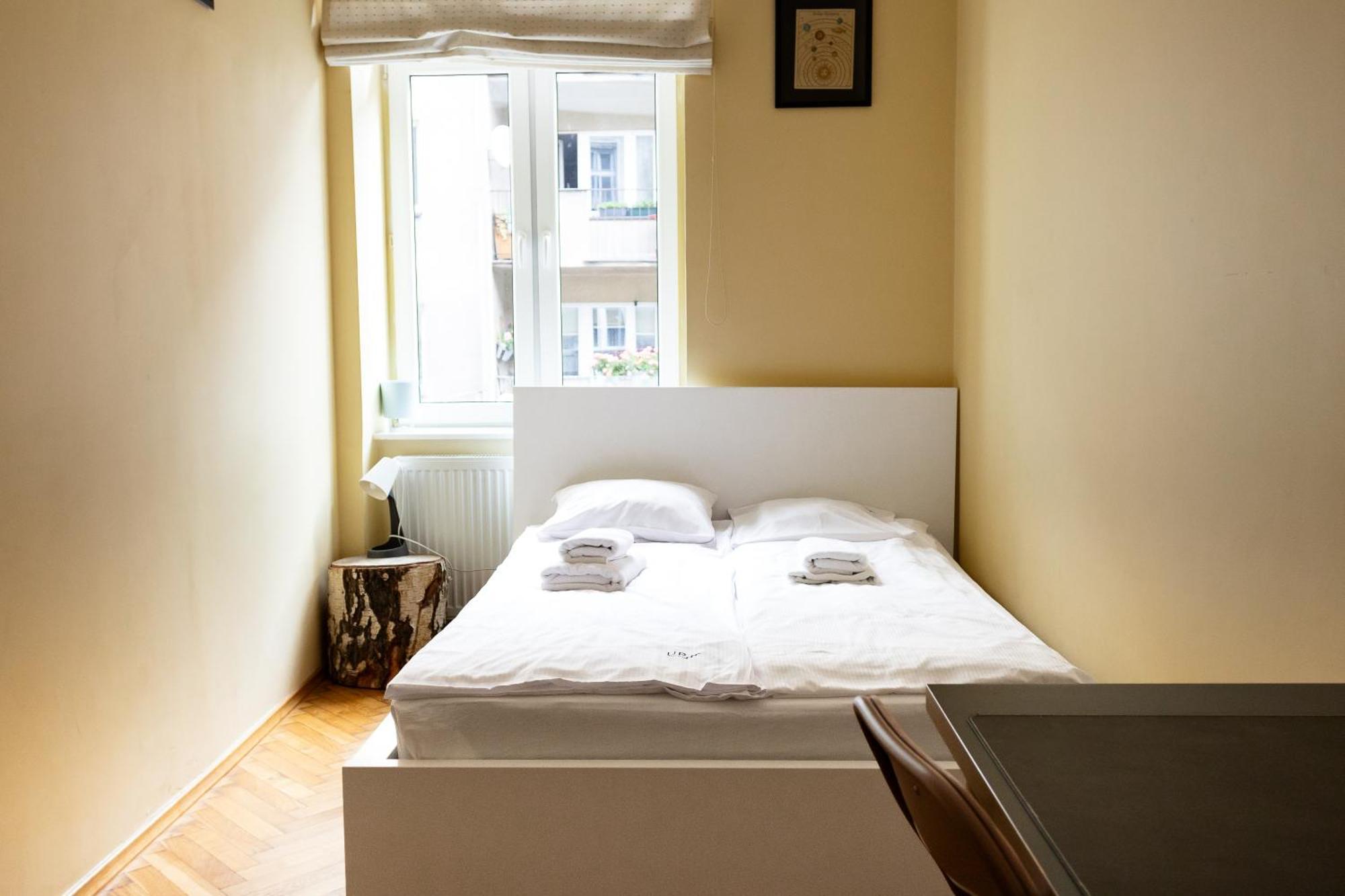 Homely 4 Bedroom - Old Town - By Upstairs Apartment *