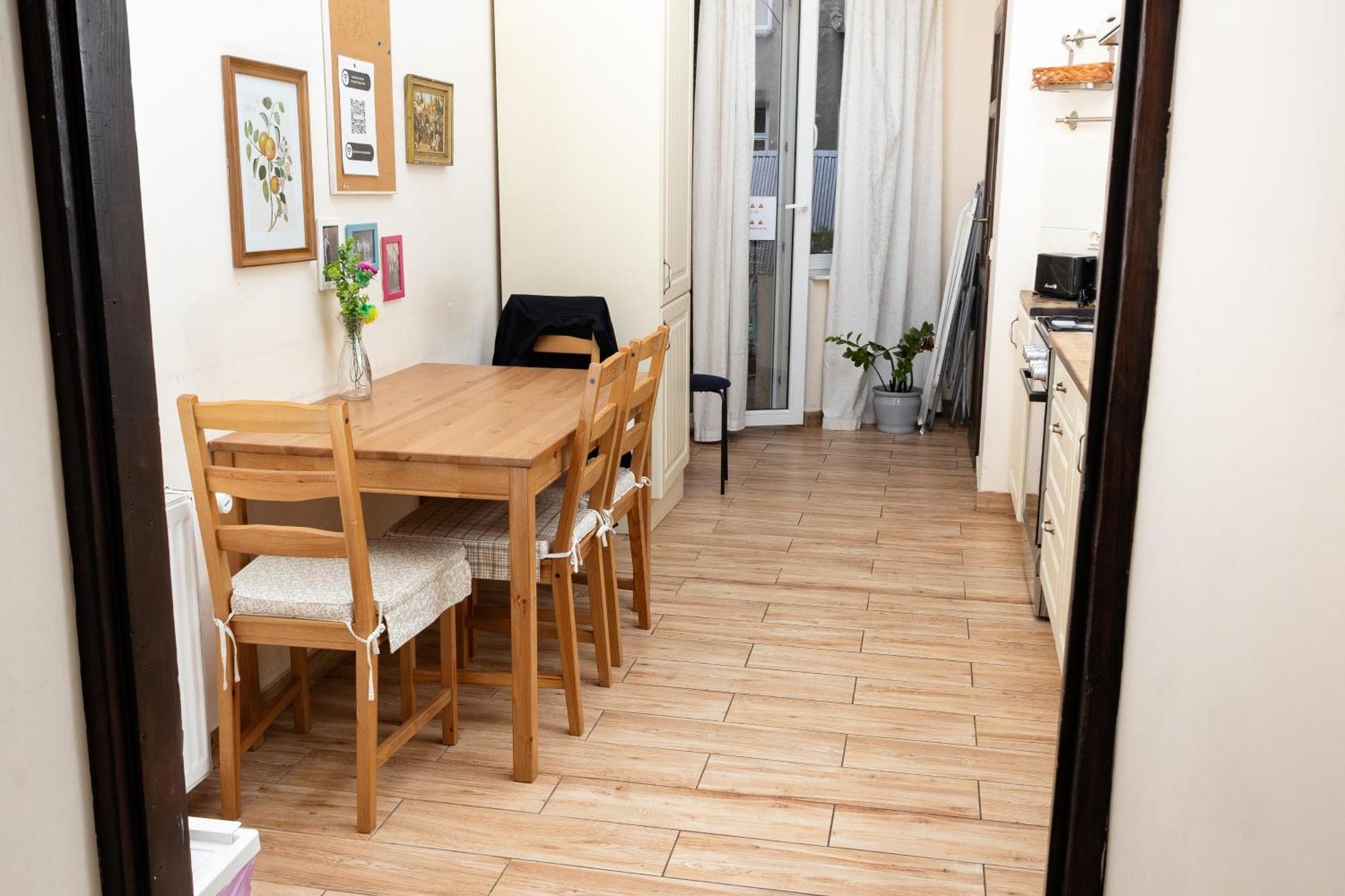 Apartment Homely 4 Bedroom - Old Town - By Upstairs *