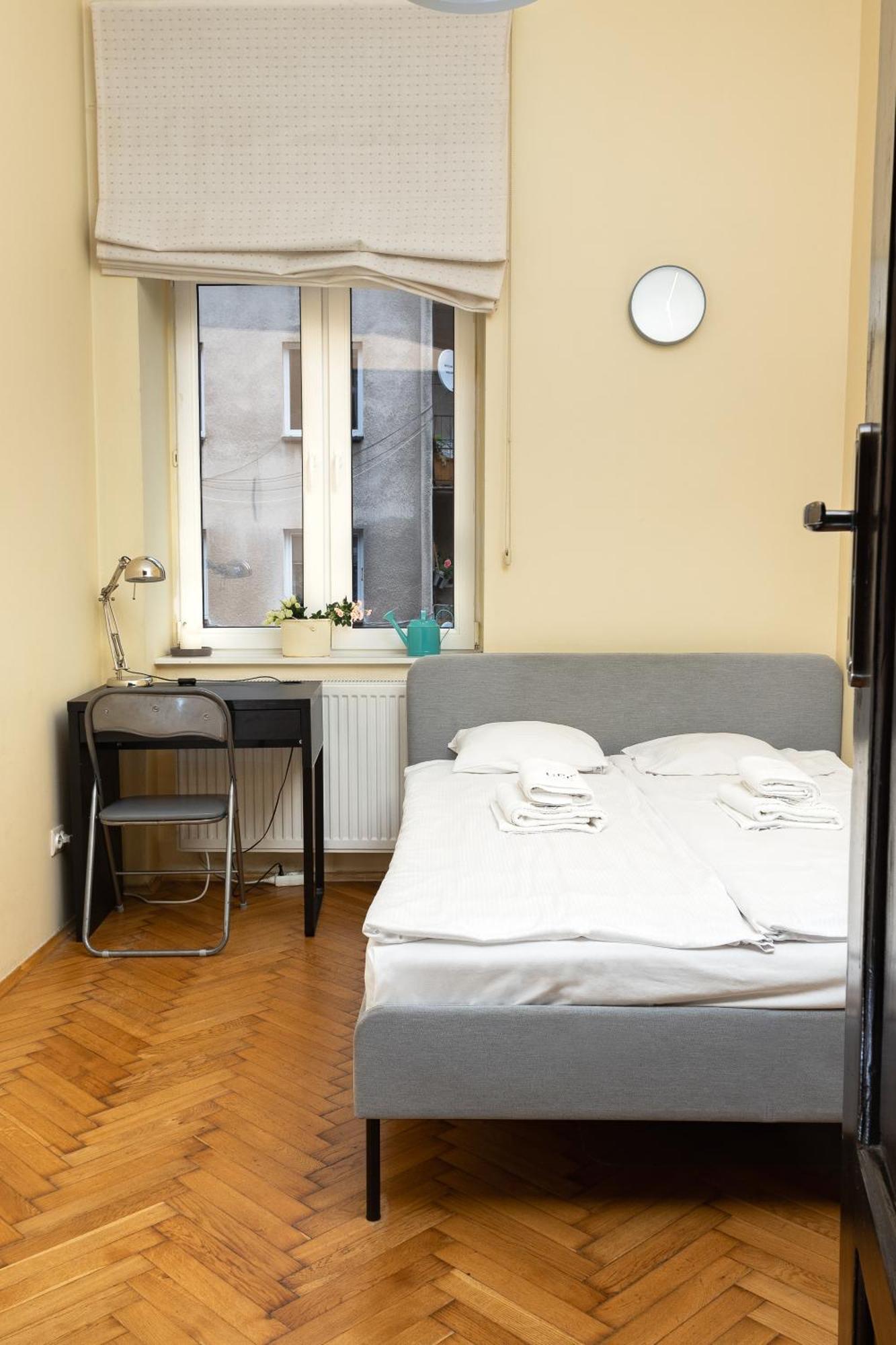 Apartment Homely 4 Bedroom - Old Town - By Upstairs *