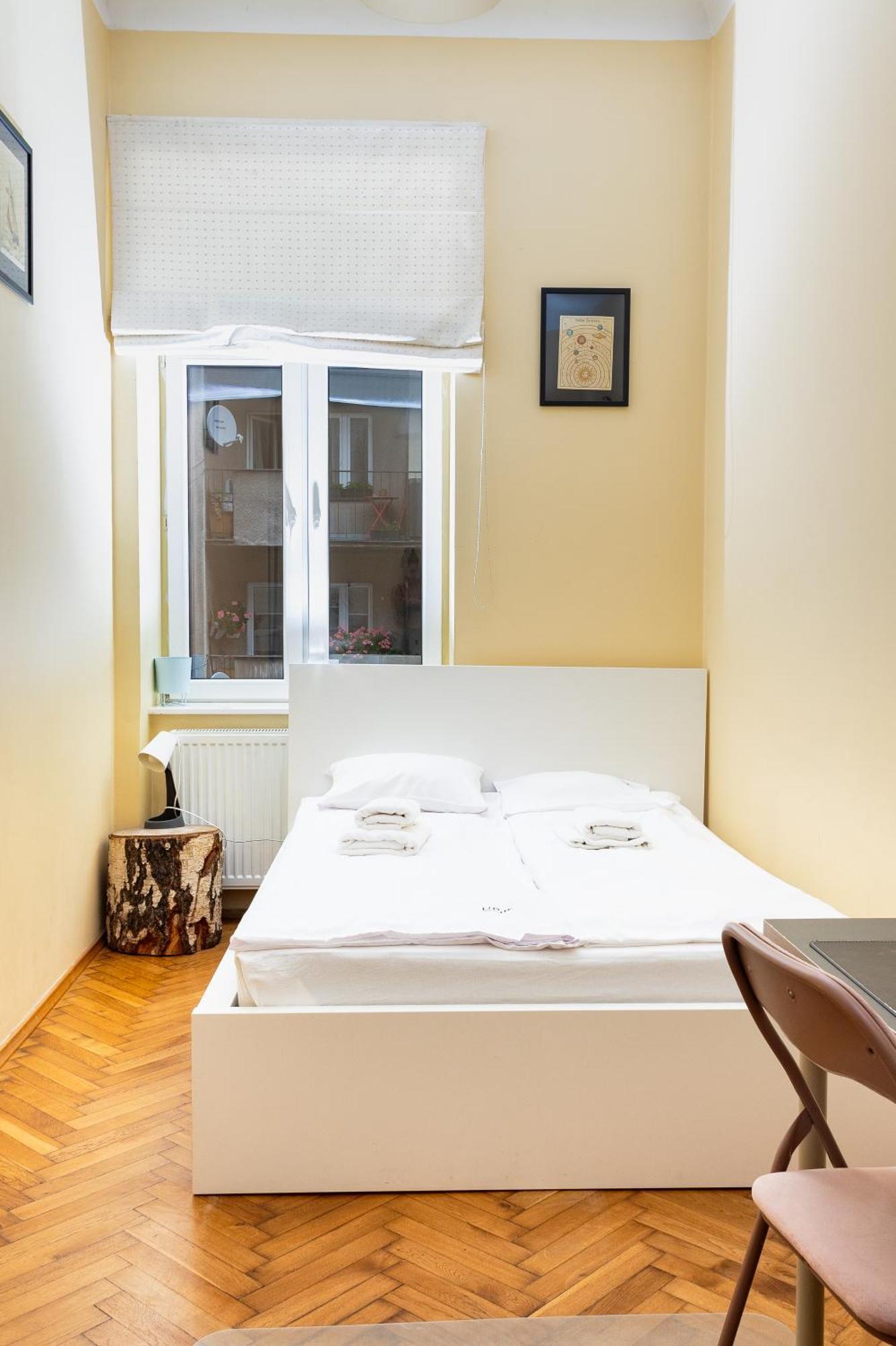 Apartment Homely 4 Bedroom - Old Town - By Upstairs *